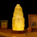 Natürliche Selenit Kristall Turm Nachtlampe mit Holzsockel für gemütliche Schlafzimmer Deko. - Warmweiß / Höhe ca. 19-21cm