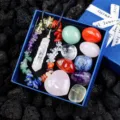 Set di pietre di cristallo 7 chakra naturali con cuore di quarzo rosa e pendente esagonale in box - Set Scatola di Pietre Irregolari (Scatola Completa)