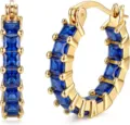 Gros plan boucles doreilles créoles C plaqué or serties de pierres zirconium bleues élégantes. - Style Strass Bleu Foncé Doré (e2759 Style 2)