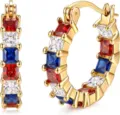 Gros plan détaillé de créoles dorées ornées de pierres de zircone carrées multicolores. - Style Strass Multicolore Doré (e2759 Style 3)