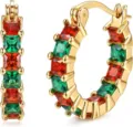 Vue détaillée de créoles en or ornées de pierres de zircone cubique rouges et vertes. - Style Strass Rouge Vert Doré (e2759 Style 4)