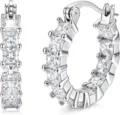 Vue détaillée de créoles argentées serties de pierres de zircone cubique carrées étincelantes. - Style Strass Clair Argenté (e2759 Style 1)