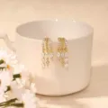 Orecchini pendenti in zircone cubico placcato oro vista di dettaglio elegante. - Ciondolo Strass Oro Paio