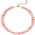 Vue détaillée du collier de perles roses tendance avec des intercalaires métalliques dorés. - Rose