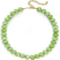 Détail de collier de perles vertes, perles d'espacement dorées, bijou de mode élégant. - Vert clair