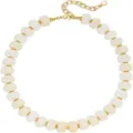 Gros plan détaillé d'un collier de perles en laiton doré pour femme élégant et chic design - Blanc