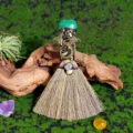 Variante di scopa da strega in cristallo in miniatura artigianale con cuore verde e drago. - Malachite
