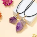 Natürliche uruguayische Amethyst-Rohstein-Halskette mit vergoldetem Anhänger und schwarzem Seil - Goldrand / Ca. 3-4 cm