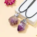 Natürlicher Amethyst Rohkristall Anhänger Halskette mit schwarzem Kordel Mineral Schmuck. - Silberrand / Ca. 3-4 cm
