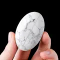 Natürlicher weißer Türkis Handschmeichler polierter ovaler Edelstein für Meditation Wellness Deko - Howlith / Ca. 5-6 cm