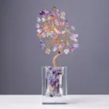 Natürlicher Edelstein Splitter Geldbaum Bonsai mit bunten Kristallen und klarem Glasfuss. - Regenbogen Fluorit