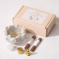 Natürliches Kristall-Epoxid-Lotus-Räucherstäbchenhalter-Set mit Messingbases und Stäbchen. - Weiße Türkis Lotus Schale Weihrauch Kit