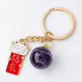 Amethyst Kristallkugel Schlüsselanhänger mit süßem Winkekatze Metallanhänger für Taschen. - Segen-Amethyst Ball Glückskatze / Lila