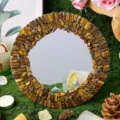 Espejo de maquillaje redondo artesanal con cristales de ojo de tigre para decoración de mesa. - Ojo de tigre