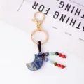 Naturkristall Edelstein Halbmond Schlüsselanhänger mit sieben Chakra Perlen Ring. - Lapislazuli Mond