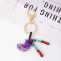 Natürlicher Kristallmond-Schlüsselanhänger mit sieben Chakra-Perlen als schöne Taschendekoration. - Amethyst Mond