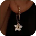 Detailaufnahme von goldenen Blumenohrringen mit funkelnden Steinblättern und doppelten Ketten. - 14k / e2232 Gold Paar