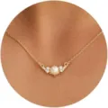 Detalle exquisito de collar de perlas, cadena dorada delicada con circones brillantes. - x886 / 14k