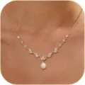Primer plano del collar de perlas elegante con hojas de circonita brillantes en el cuello. - Estilo 2 (x885) / 14k