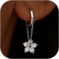 Nahaufnahme silberner Blumen-Ohrhänger mit funkelnden Zirkoniasteinen und eleganten feinen Ketten. - 14k / e2232 Silber Paar