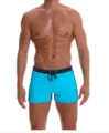 Nahaufnahme Detail von blauen Herren Badehosen mit kontrastierendem Kordelzug Bund. - M / Unterteile / Seeblau
