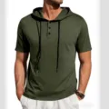 Vista detallada camisa Henley con capucha manga corta hombre, parte superior verde militar. - S / Verde Militar