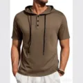 Vista detallada de la camiseta con capucha de manga corta para hombre con botonadura. - S / Caqui