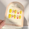 Gedetailleerd overzicht van gele handgemaakte neppe nagels met mooie vlinderontwerpen. - Stijl 2
