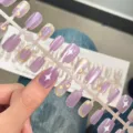 Unas postizas hechas a mano, acabado ojo de gato purpura con estrellas y luna doradas. - 04