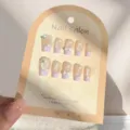 Unghie finte francesi glitter viola gatto con fiori bianchi e fiocchi variante XS-L - Modello 5