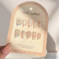 Unghie finte francesi fatte a mano con effetto occhio di gatto e strass eleganti. - Modello 6