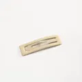 Primo piano dettagliato di una molletta per capelli opaca beige minimalista per frangia. - 6# Beige
