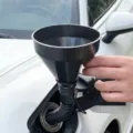 Detalle de embudo de combustible flexible con manguera telescópica en el tanque del auto. - Tipo estándar
