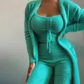 Λεπτομέρεια του χνουδωτού σετ loungewear 3 τεμαχίων με μαλακό ύφασμα και κομψό στυλ. - S / Σετ / Πράσινο