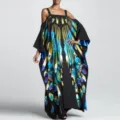 Splendido abito lungo kaftan con stampa di piume, spalle scoperte e vestibilità comoda e fluida. - Taglia unica / Colore dell'immagine