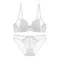 Vue détaillée de l'ensemble de lingerie en dentelle blanche avec soutiens-gorge et slip. - 70B / Haut et Bas / Blanc