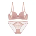 Détail d'ensemble de lingerie en dentelle rose avec tissu mesh transparent et broderie. - 70B / Haut et Bas / Rose