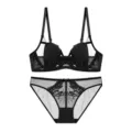 Vue détaillée de l'ensemble de lingerie élégant en dentelle noire, finitions soignées. - 70B / Haut et Bas / Noir