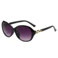 Dames oversized ovale zonnebril voorzien van paarse verlooplenzen en strass elementen. - Zwart Frame Verloopgrijs