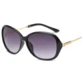 Occhiali da sole oversize vintage da donna con lenti sfumate e aste dorate di lusso. - montatura nera