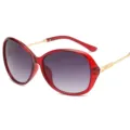 Occhiali da sole retrò eleganti con montatura rossa da donna, variante vintage chic. - Montatura Rossa