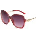 Überdimensionale rote Damen-Sonnenbrille im Vintage-Stil mit Strass-Metallbügeln. - Transparentes Rot