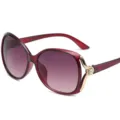 Grosse Damen Sonnenbrille mit Farbverlauf und edlem Strass Blumen Detail am Metallbugel. - Rosarot Rahmen Rot Verlauf Glas