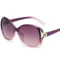 Damen Mode Oversize Sonnenbrille mit Farbverlauf und glänzenden Strass Blumen Bügeln. - Lila Verlauf Rahmen Rot Verlauf Glas