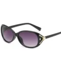 Occhiali da sole da donna neri alla moda con lenti sfumate viola e dettagli strass - Montatura Nera Lente Grigio Sfumato