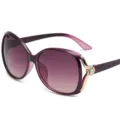 Modische Damen Sonnenbrille mit großem Gestell, Farbverlauf und elegantem Strass-Dekor - Transparent Lila Rahmen Rot Verlauf Glas