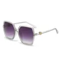 Occhiali da sole oversize con montatura trasparente e lenti sfumate viola, stile elegante. - Montatura Grigia Lenti Grigie Sfumate