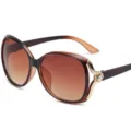 Damen große Sonnenbrille mit Farbverlauf Gläsern und eleganter Strass Dekoration chic. - Transparenter Tee-Rahmen Farbverlauf Tee