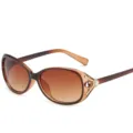 Modische Damen-Sonnenbrille mit braunen Farbverlaufslinsen, Schildpatt-Gestell und Strassdekor. - Transparenter Tee-Rahmen Farbverlauf Tee