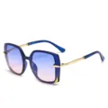 Gafas de sol poligonales de mujer elegantes con lentes degradadas azules y varillas doradas. - Montura Azul Lentes Azul Rosa